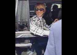 Enlace a La reacción de Celine Dion al escuchar a una fan cantar una de sus canciones