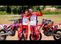 Enlace a Marc Márquez enseña a TheGrefg a montar en moto