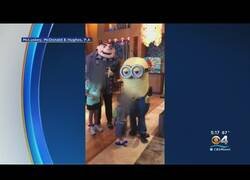 Enlace a Piden una idemnización de 25.000 dólares a Universal Studios por gesto racista de este trabajador