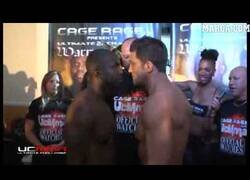 Enlace a Un boxeador besa a otro durante el pesaje previo