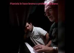 Enlace a Pianista le hace una broma a un profesor de piano