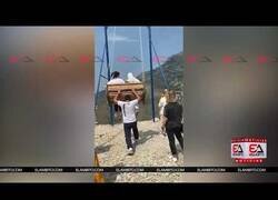 Enlace a Dos mujeres a punto de caer desde una altura de 1.500 metros