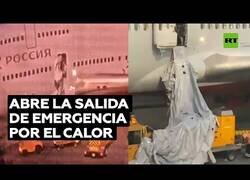 Enlace a Un pasajero abre la salida de emergencia de un avión porque tenía calor