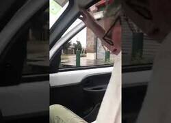 Enlace a La emoción de un abuelo al ser recogido por su nieto bajo la lluvia