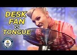 Enlace a La mujer que detiene aspas de ventilador con la lengua