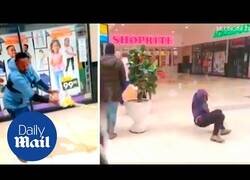 Enlace a Esparcen aceite en el suelo de un supermercado en Sudáfrica para trollear a los saqueadores