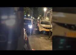 Enlace a Policías piden a un coche de jóvenes que cambien de canción