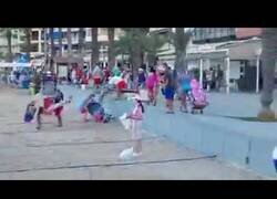 Enlace a Así son las carreras por asegurarse un sitio en la playa de Torrevieja