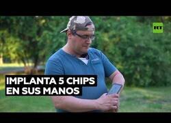 Enlace a Un hombre con chips implantados en las manos abre puertas con un solo gesto