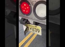 Enlace a Un ciudadano anónimo arregla matrículas de conductores 'despistados'