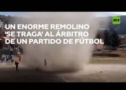 Enlace a Un remolino se 'traga' al árbitro en un partido de fútbol