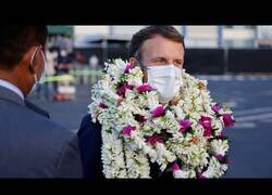 Enlace a Macron acaba rodeado de colgantes de bienvenida en su visita a la Polinesia