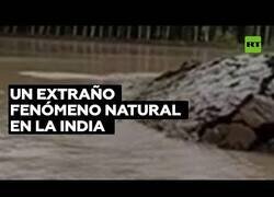 Enlace a Un montículo de tierra se levanta del agua en la India