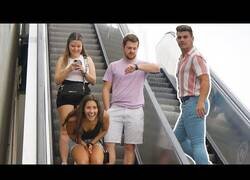 Enlace a Cumplidos incómodos en escaleras mecánicas