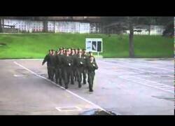 Enlace a Soldados cantan el Barbie Girl