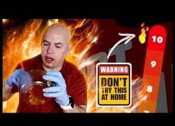 Enlace a Probando la salsa más picante del mundo