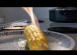 Enlace a La luz solar crea una 'aurora boreal' sobre una mazorca recién cocinada