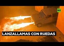 Enlace a Un mecánico crea un coche con lanzallamas