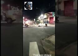 Enlace a Contundente patada voladora por un policía para reducir a una persona
