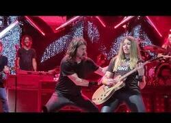 Enlace a David Grohl hizo salir a una chica a tocar Monkey Wreck con la guitarra, y ojito a la actuación