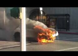 Enlace a Coche en llamas en medio de la calle aterra a los transeúntes