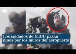 Enlace a Soldados de EEUU pasan niños y adultos afganos por los muros del aeropuerto de Kabul