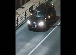 Enlace a Ladrones ponen los cuatro intermitentes mientras roban un banco