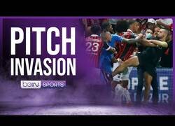 Enlace a Aficionados del Niza bajan a agredir a los jugadores del Marsella