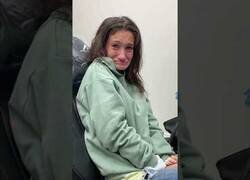Enlace a La reacción de una mujer que había perdido sus dientes al recuperar la sonrisa