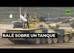 Enlace a Una bailarina y un tanquista danzan sobre un tanque