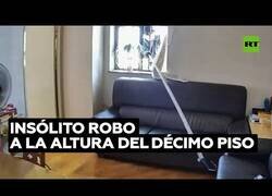 Enlace a Ladrón intenta robar en un décimo piso con un gancho clavado a un palo de bambú