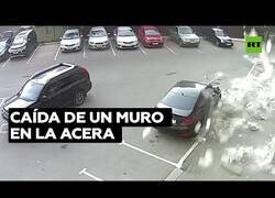 Enlace a Un muro de un edificio cae a la acera desde el piso 18