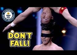 Enlace a Los hermanos que se sostienen el uno al otro con sus cabezas