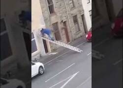 Enlace a Creo que así no se utiliza una escalera...