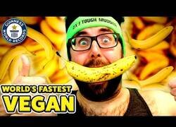 Enlace a El hombre más rapido en comer bananas sin manos