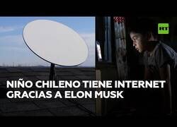 Enlace a El niño chileno que disfruta de Internet gracias a Elon Musk
