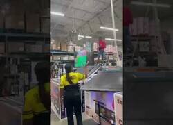 Enlace a Un chico autista destroza varios televisores de una tienda