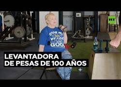 Enlace a Levantadora de pesas a sus 100 años