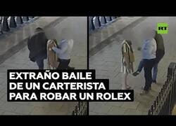 Enlace a El hombre que robaba relojes bailando