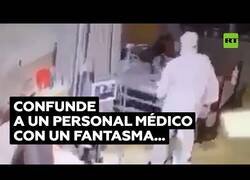 Enlace a Paciente confunde a un sanitario con un fantasma