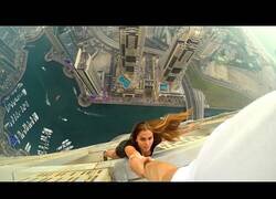 Enlace a Así se prepara una modelo para arriesgar su vida con un posado