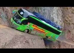 Enlace a Autobuses locos pasando por vías peligrosísimas