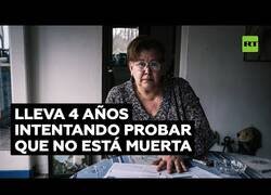 Enlace a La mujer que lleva 4 años intentando demostrar que sigue viva