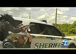 Enlace a Policías paran a un conductor y este les sorprende con una metralleta