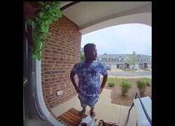 Enlace a Sistema de seguridad pilla a un chico a punto de robar un paquete de Amazon