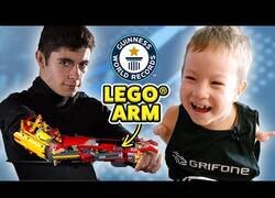 Enlace a Sorprendiendo a un niño de 8 años con un brazo hecho de Lego