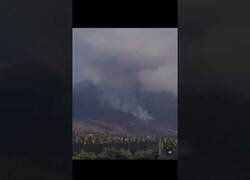 Enlace a La mujer que tomaba el sol mientras un volcán erupcionaba cerca de su casa