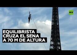 Enlace a Un equilibrista cruza el río Sena desde la Torre Eiffel a 70 metros de altura