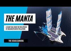 Enlace a The Manta: el barco que recicla los plásticos del mar mientras navega