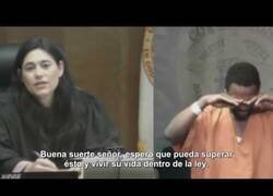 Enlace a Una jueza le recuerda a un detenido que iban juntos a la escuela
